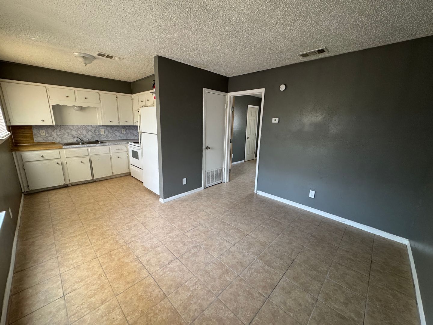 Building Photo - 1405 N Gray St