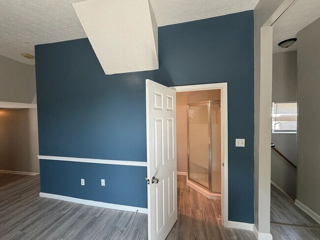 Building Photo - Charming 3-Bedroom Apartment in the Heart of Jeffersonville   All Utilities Included