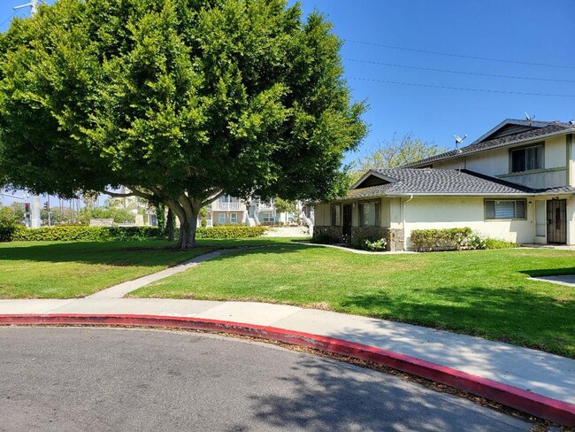 Building Photo - Sharp Townhouse on Victoria Avenue across ...