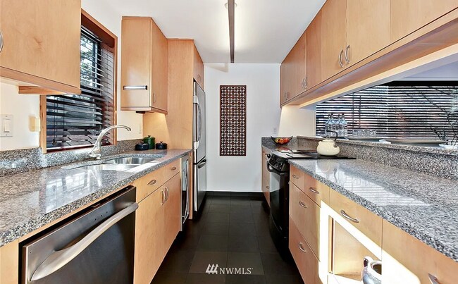 Building Photo - Capitol Hill 2-bedroom Condo
