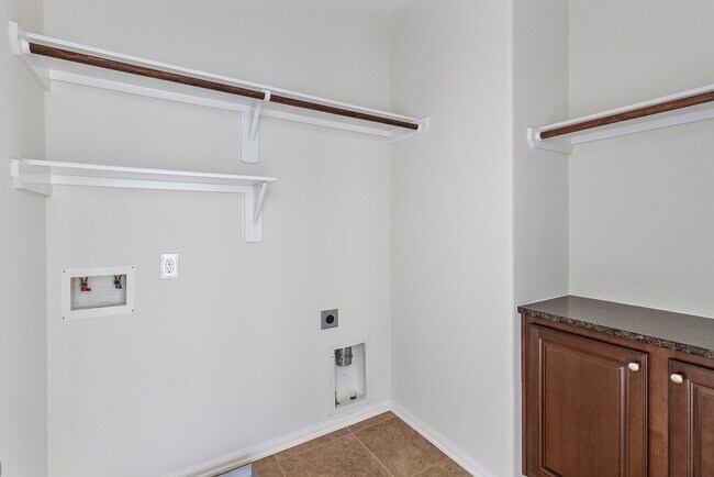 Building Photo - 7 Cheswood Manor Court