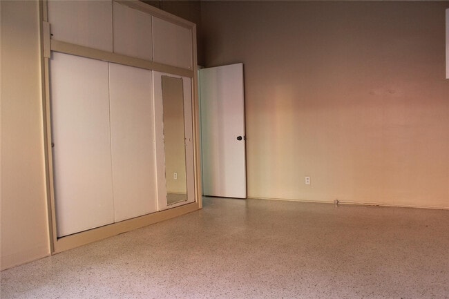 Building Photo - 1520 SW 5th St