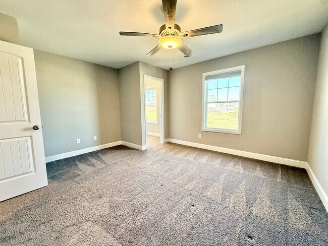 Building Photo - 100 Songberry St