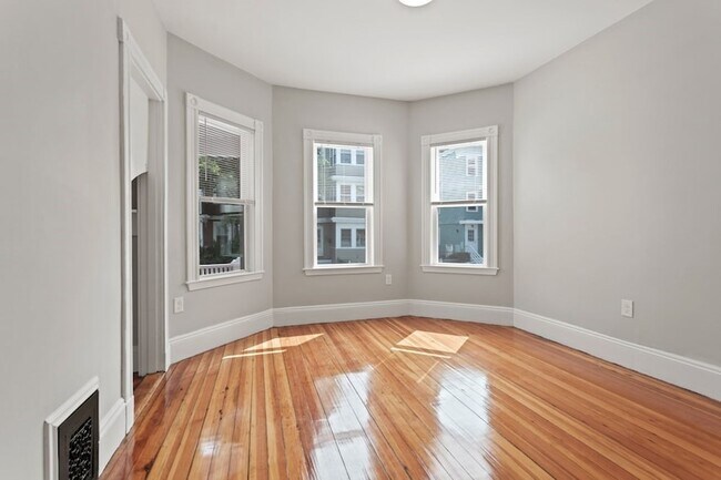 Building Photo - 68 Saxton St