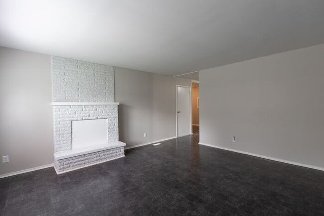 Building Photo - 6218 E Hampton Dr