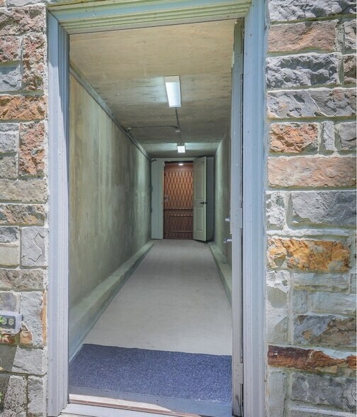 Building Photo - 270 Lake Grove Dr