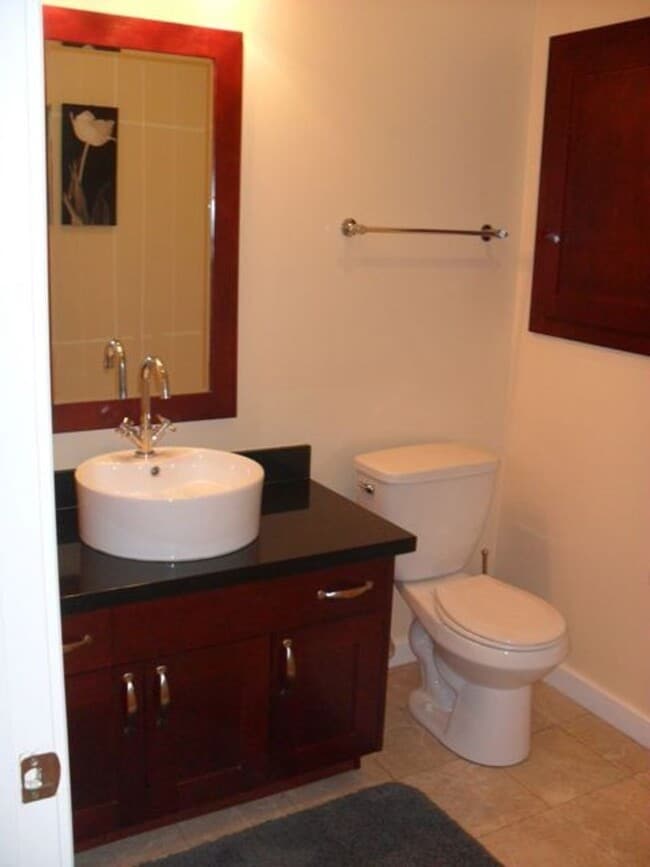 Building Photo - Panorama Towers / Villa Style Condo on two...