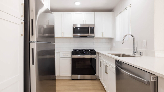 Kitchen with Stainless Steel Appliances - Oak Park Apartment Homes