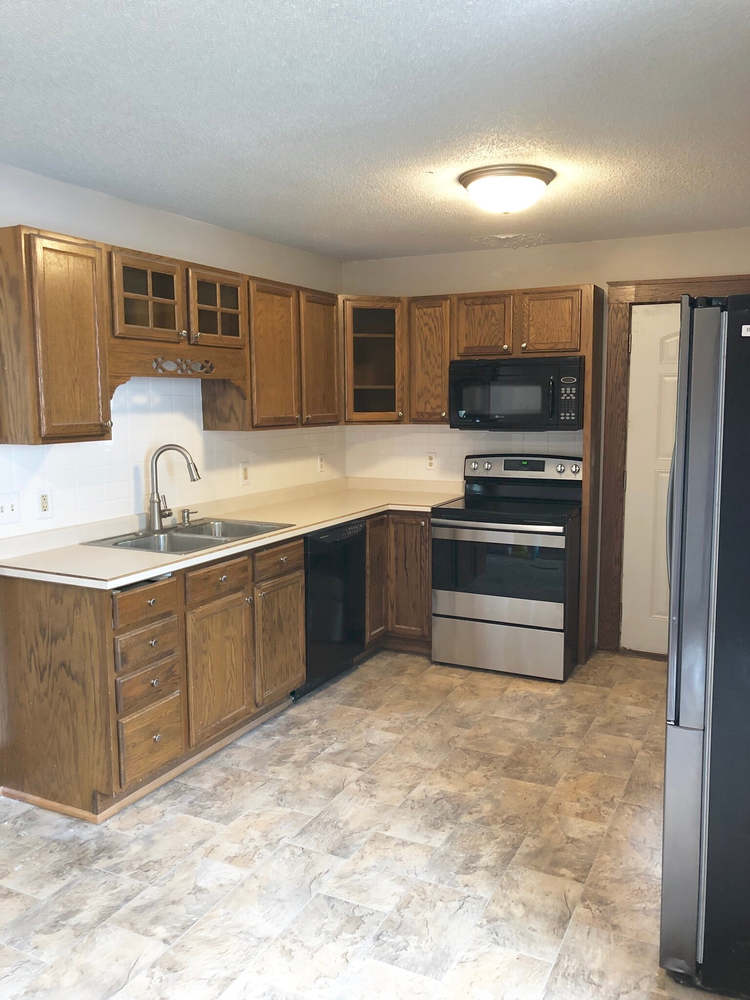 Kitchen with new refrigerator and stove! Tons of cabinet space. - 816 3rd St SE