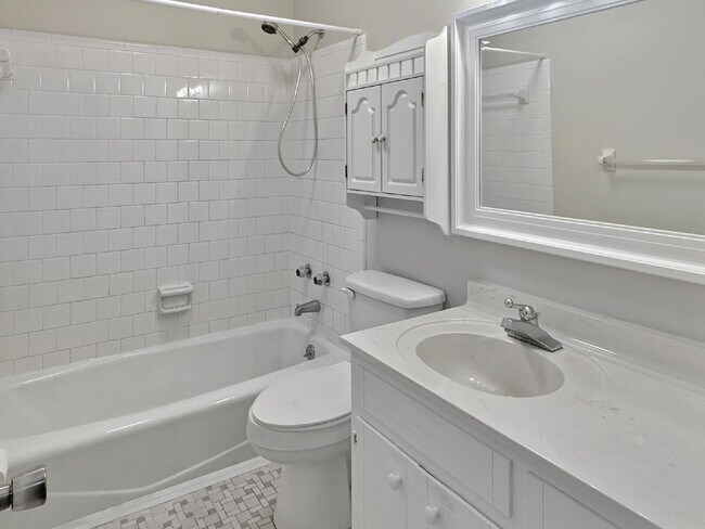 Building Photo - Charming 2 Bed 1.5 Bath Townhouse in Oakwood!