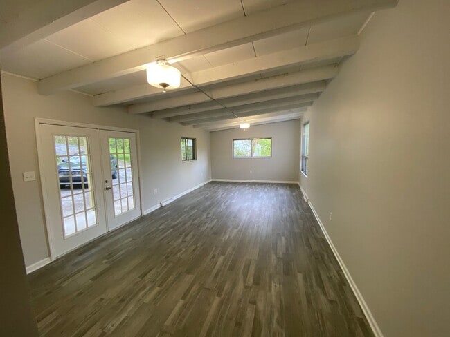 Building Photo - Newly remodeled 2 bed 1 bath home in Red B...