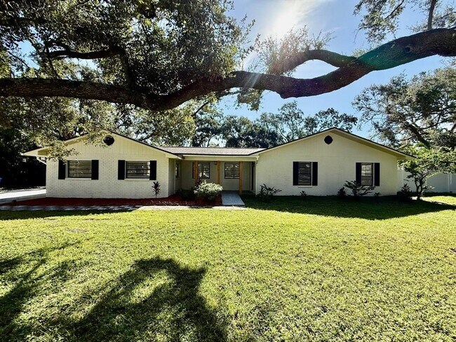 Building Photo - 15611 Walden Ave