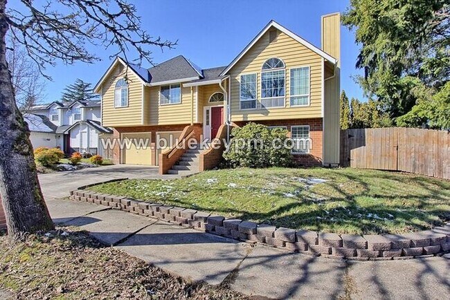 Building Photo - 3 Bed, 2.5 Baths Home with Family Room and...