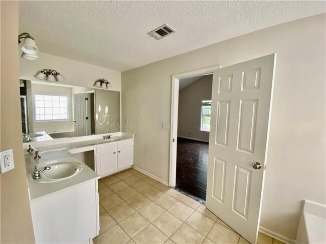 Building Photo - 9020 Friarbridge Dr