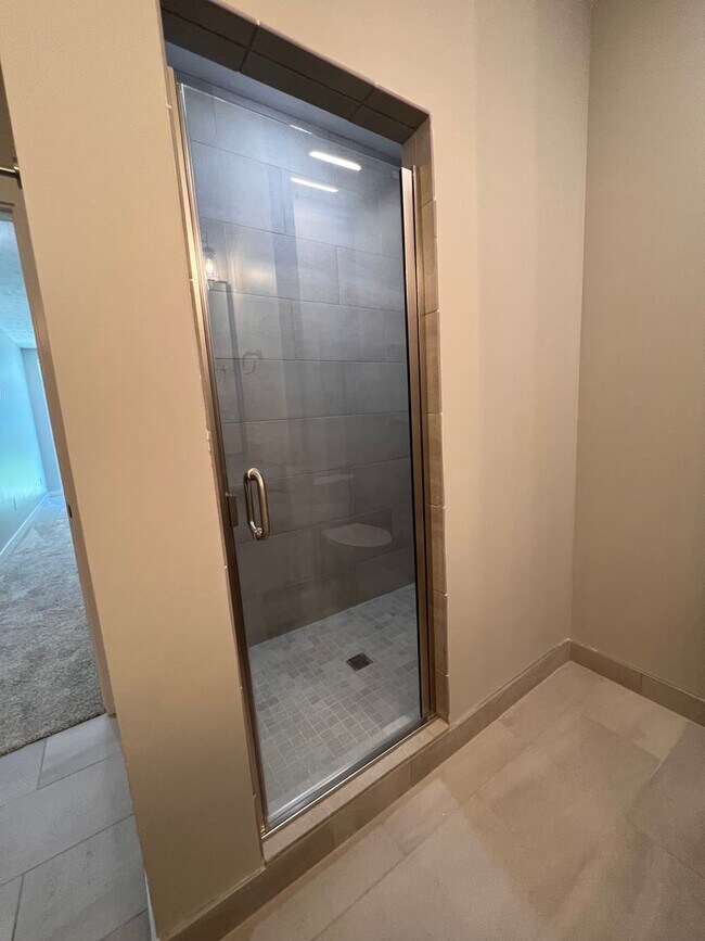 Building Photo - Luxury Living In Midtown near UNMC - 2bed 3bath + Garage