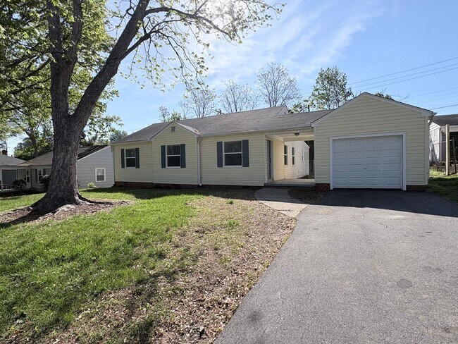 Building Photo - Newly Renovated 3 Bedroom 2 Bath w/ Flex Room Located in a Sought-after Neighborhood!