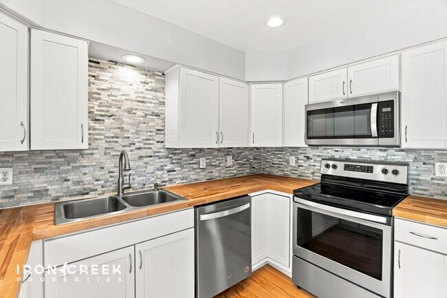 Building Photo - 16 King Arthur Pl