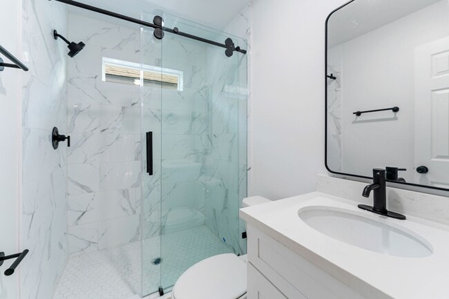 Building Photo - Stunning Duplex with Garage & Modern Finishes