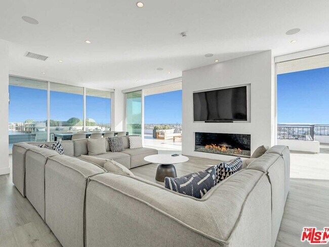 Building Photo - 1100 Alta Loma Rd