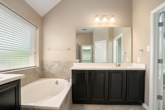 Building Photo - Gorgeous 5 Bdrm, 3 Bath with Open Layout, ...