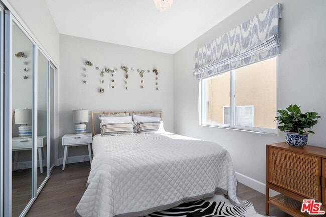 Building Photo - 1745 S Barrington Ave