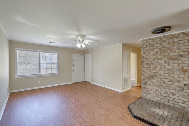 Building Photo - Lovely Ladson Brick Ranch!