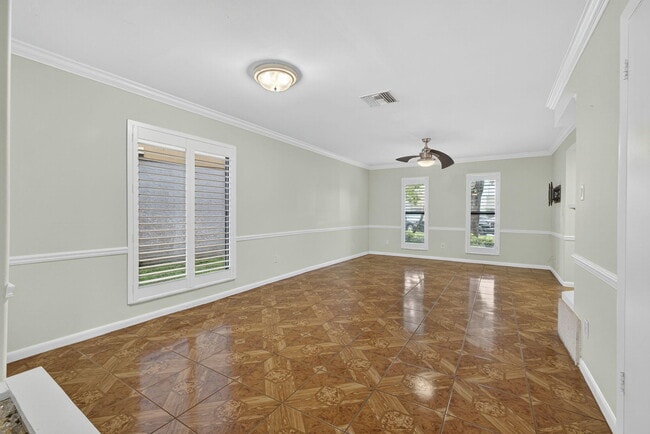 Building Photo - 323 Sandtree Dr
