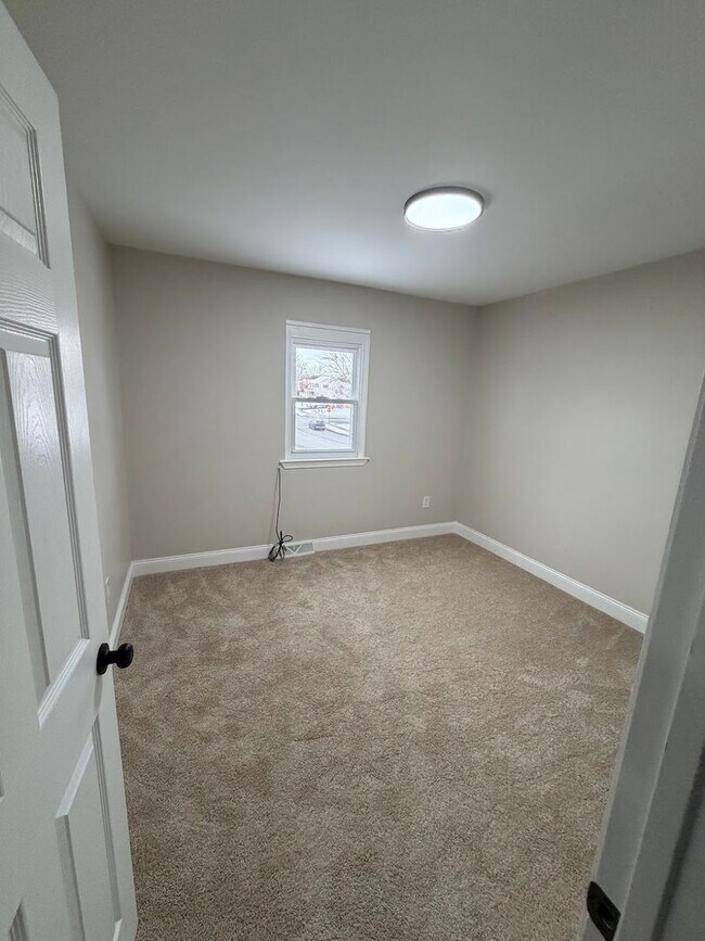 Building Photo - 3 Bedroom Townhouse