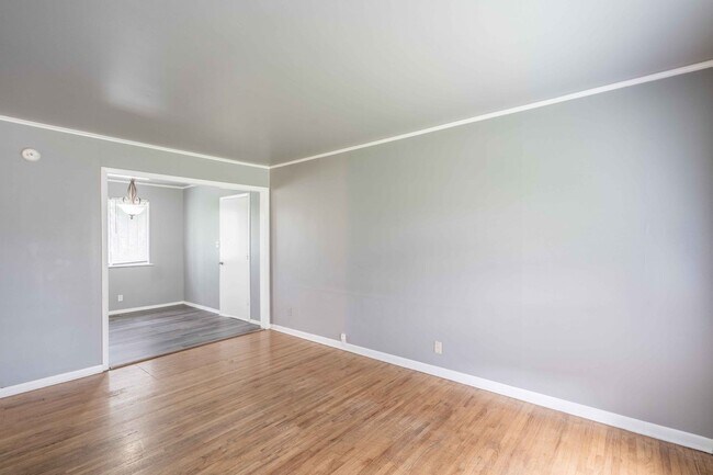 Building Photo - 3 bed/1 bath!