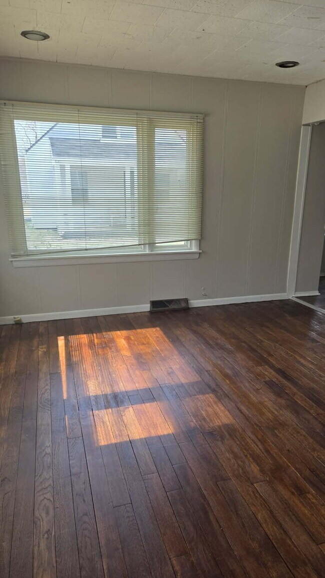 Building Photo - 50% discount on first month's rent with approved application