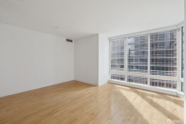 Building Photo - 301 Mission St