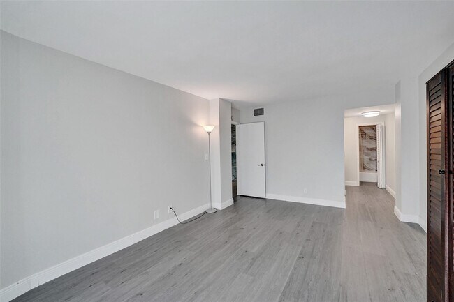 Building Photo - 3800 N Hills Dr