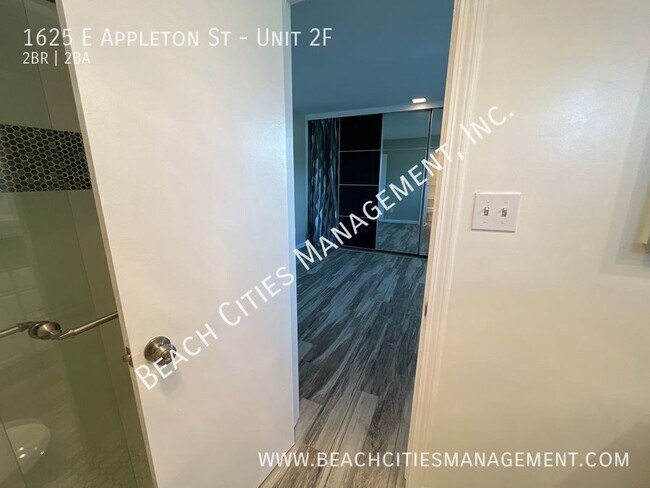 Building Photo - 1625 E Appleton St