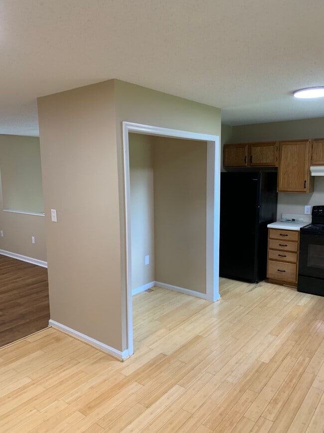 Building Photo - 3 Bedroom/2 Bath Split-Foyer Home Kingspor...