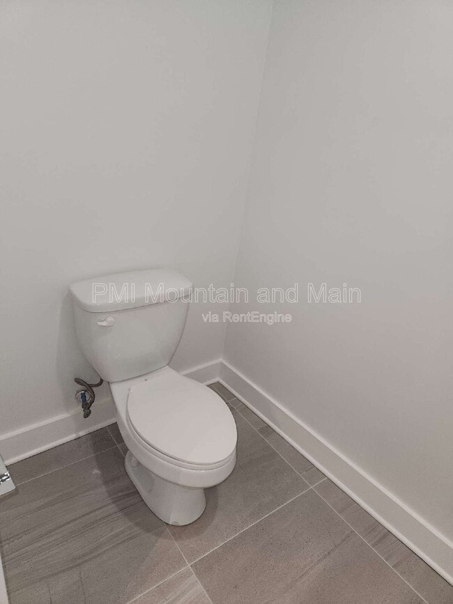 Building Photo - 9 Kenilworth Knolls
