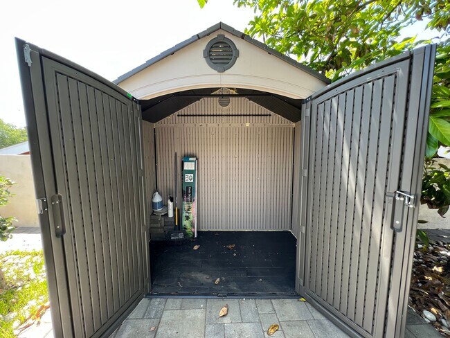 Building Photo - Delightful 3BD/2BA Home with Fruit & Veggie Garden, Back Patio, Solar & In-Unit Laundry