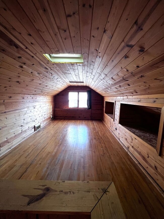 Building Photo - AVAILABLE JUNE 1ST: 4 bedroom 2 bathroom home!