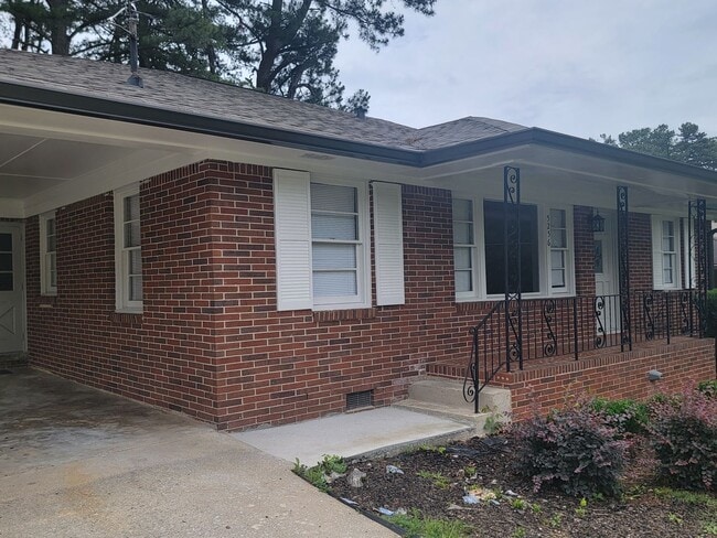Building Photo - Modern Ranch Home - Full Brick - Large Eat in Kitchen with Large Granite Kitchen Island