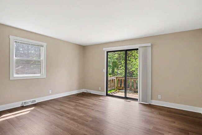 Building Photo - 132 Scotts Dr