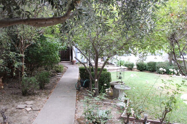 Building Photo - Gorgeous Single Story 3 Bedroom, 2 Bath wi...