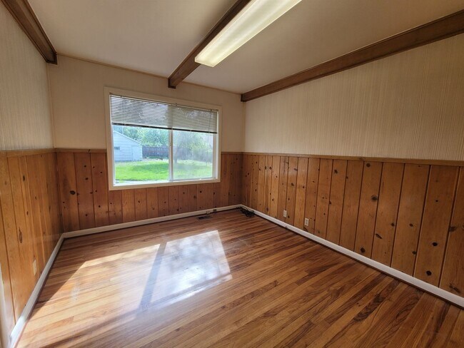 Building Photo - Charming 3 bed 2 bath with bonus room.
