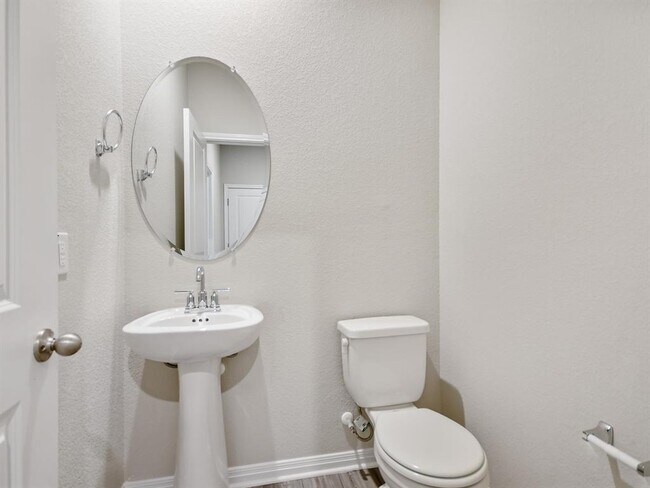 Building Photo - 115 Cona Wy