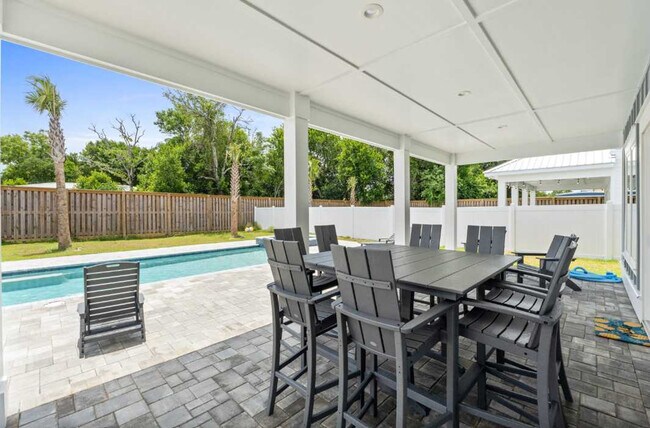 Building Photo - 322 E Lakeshore Dr