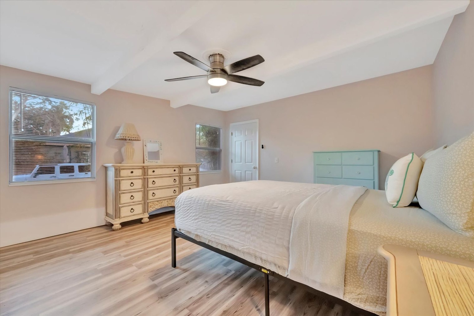 Building Photo - 207 6th St N