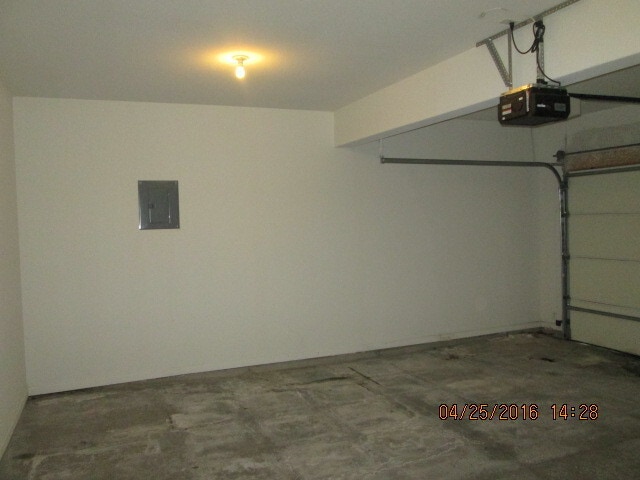 Building Photo - Spacious Townhouse