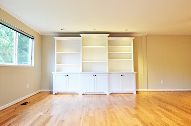 Building Photo - Must see!!! Updated Rambler on Glencoe Community