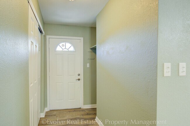 Building Photo - Evolve Real Estate: Charming Ranch Style Retreat In the Heart of Denver, 15 minutes to Downtown D...