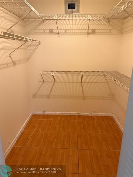Building Photo - 1080 Del Lago Cir