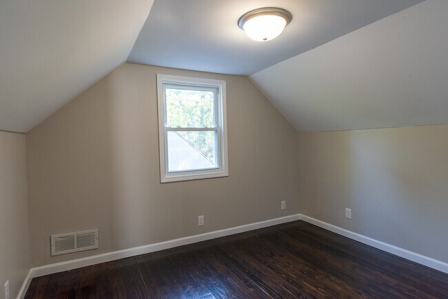 Building Photo - 1353 Bissell St