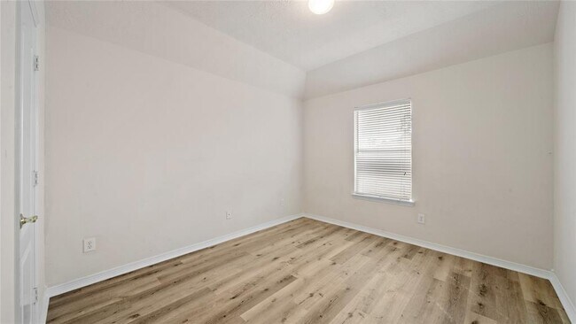 Building Photo - 9219 E Lakeside Dr